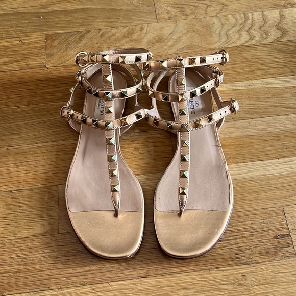 Valentino rock stud thong sandal. Rose gold leather with gold rock studs. - Picture 1 of 4